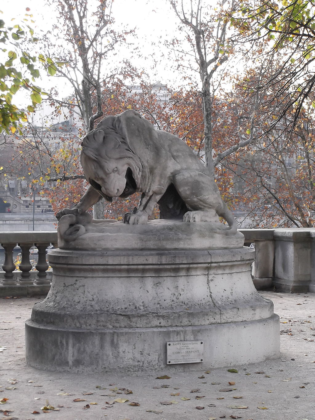 Phiên bản tác phẩm "Lion au serpent" bằng đá tại Jardin des Tuileries, Paris