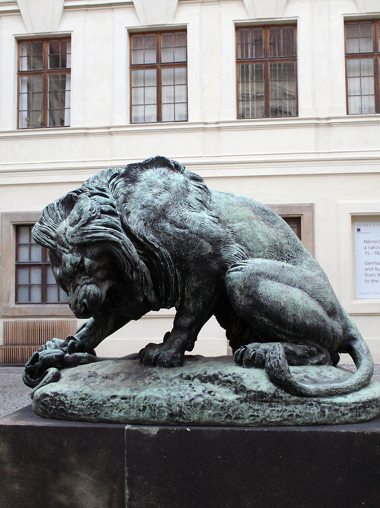 Một phiên bản tác phẩm "Lion au serpent" bằng đồng khác tại Sternberg Palace, Prague
