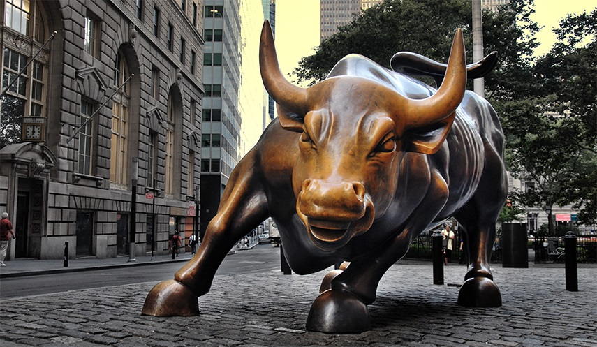 Bức tượng “Charging Bull” nổi tiếng của nghệ sĩ Arturo Di Modica gần Wall Street ở New York