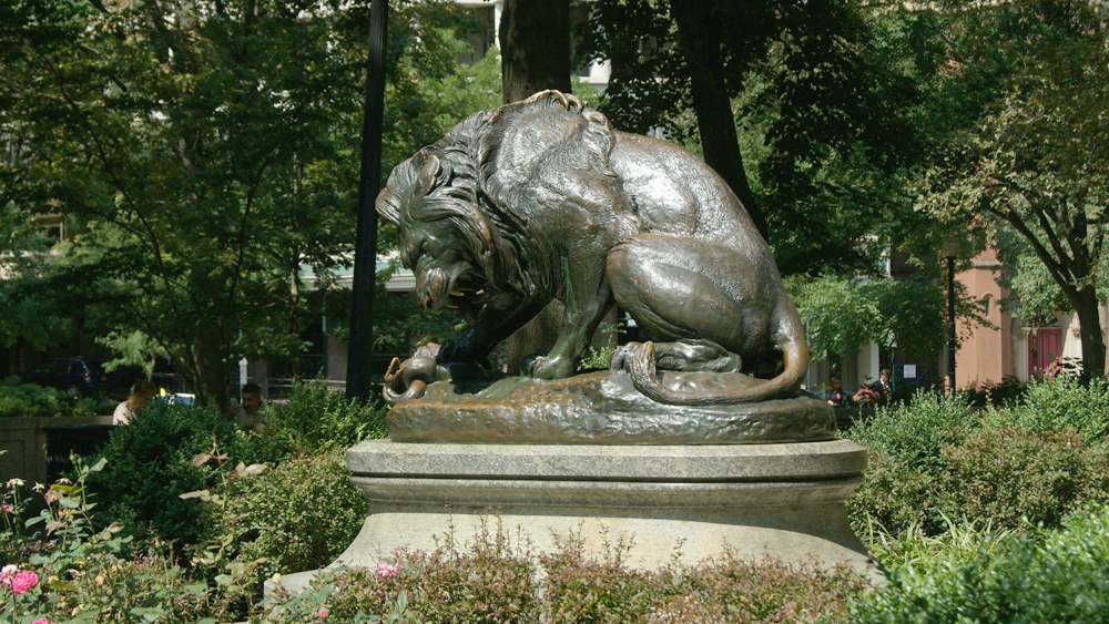 Phiên bản tác phẩm "Lion Crushing a Serpent" (Sư tử nghiền nát một con rắn) bằng đồng tại Quảng trường Rittenhouse, Philadelphia, Pennsylvania, Mỹ