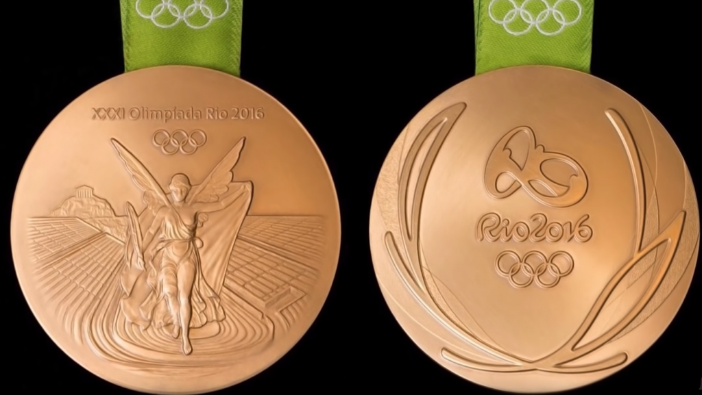 hình ảnh của Nữ thần Nike đã được đúc lên ở mặt sau của các tấm huy chương với ý nghĩa rằng Nữ thần Nike đã trao cho các vận động viên niềm vinh quang của chiến thắng.