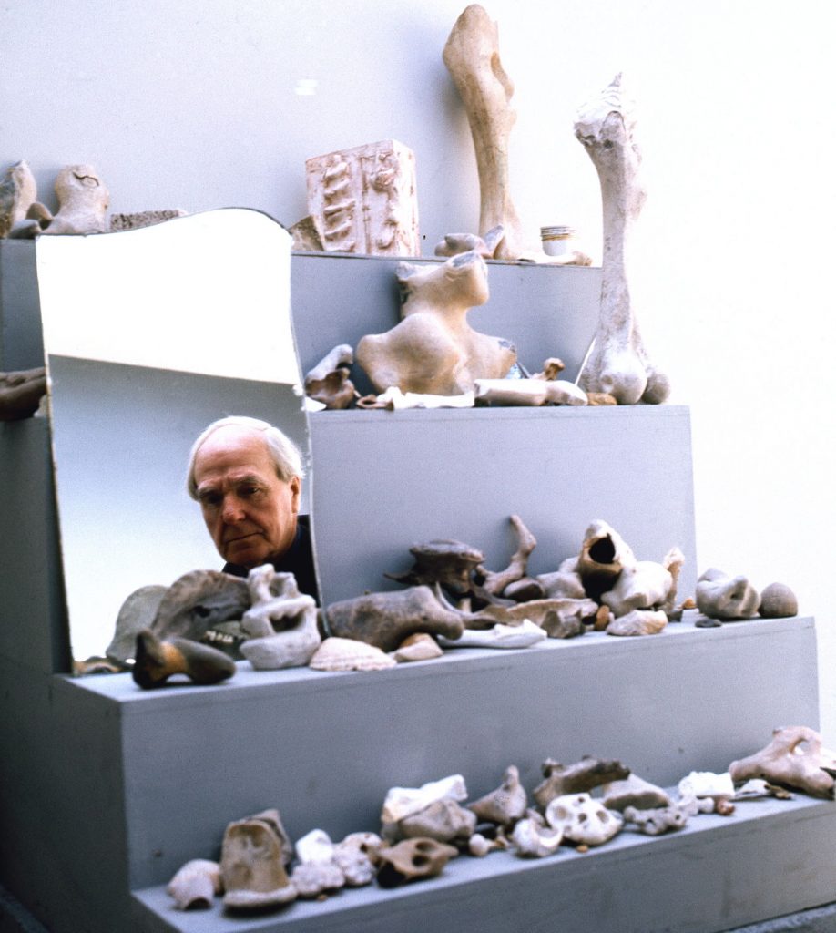 Henry Moore trong xưởng của ộng tại England năm 1975