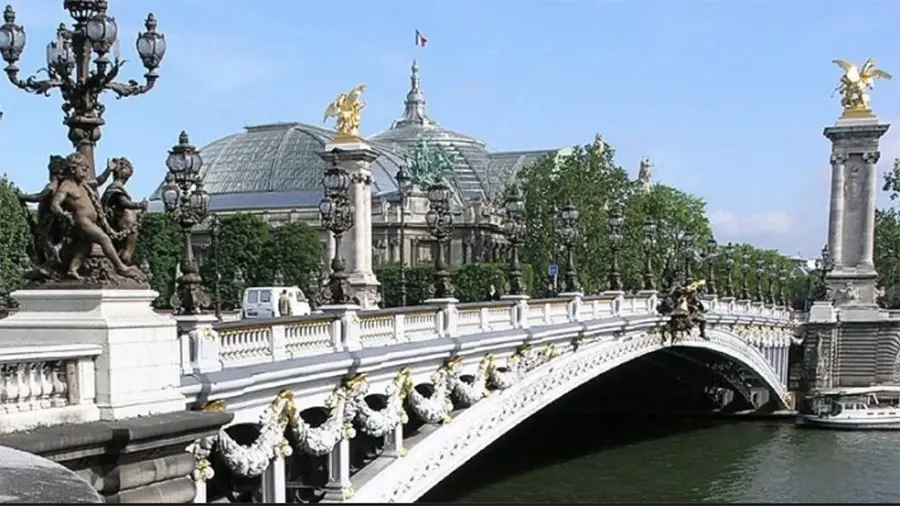 Pont Alexandre III ở Paris. Lưu ý các khung họa tiết bằng đồng mạ vàng lấp lánh trên cây cầu.