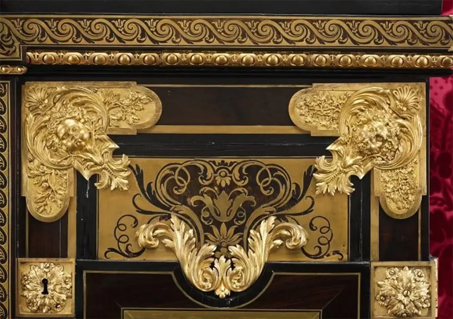 Một số họa tiết ormolu tinh xảo của Andre Charles Boulle gắn trên đồ mộc nội thất.