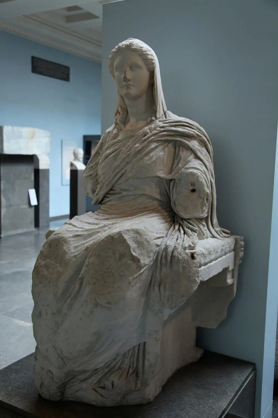 Phiên bản tượng Demeter bằng đá cẩm thạch (ảnh: Wikipedia)
