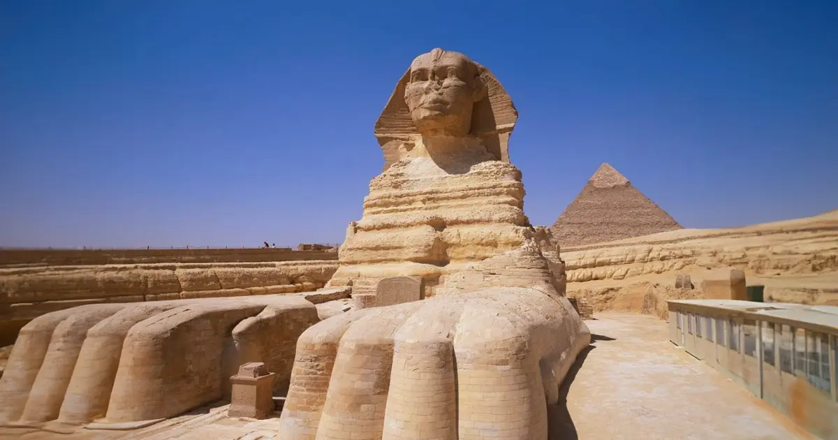 Tượng Nhân sư (The Sphinx) là tác phẩm điêu khắc nổi tiếng và lâu đời nhất lịch sử Ai Cập, nó được tạo ra bởi người Ai Cập cổ đại, dưới thời trị vì của Khafre ( c. 2558–2532 trước Công nguyên).