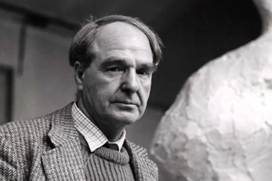 Henry Moore (1898-1986) là một nhà điêu khắc người Anh