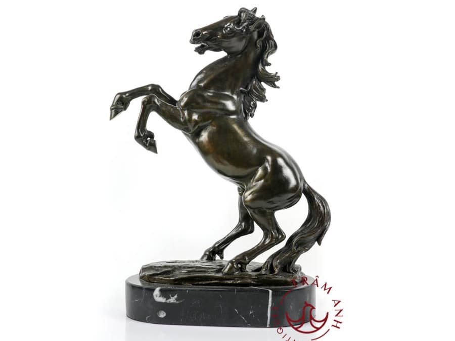 Tượng ngựa là biểu tượng của sự thành công, tài lộc và may mắn.